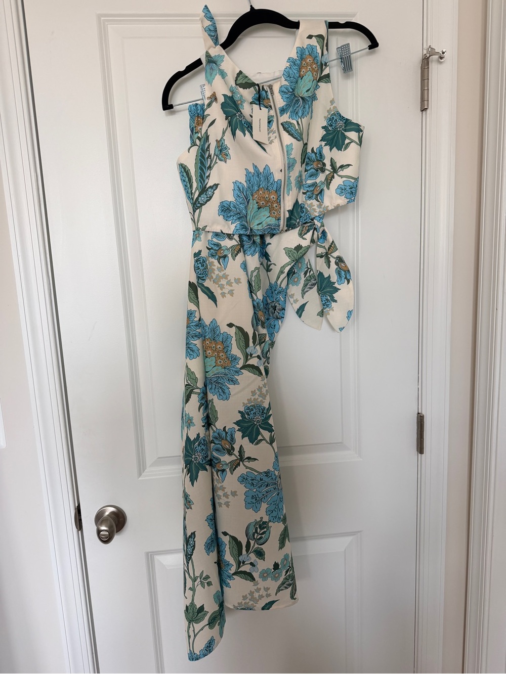 Commense/Size Large
Floral Cutout Maxi Dress in Cream and Blue - Picture 8 of 9